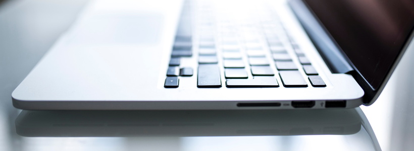 Nahaufnahme eines offenen Laptops