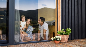Familie vor dem Terrassenfenster