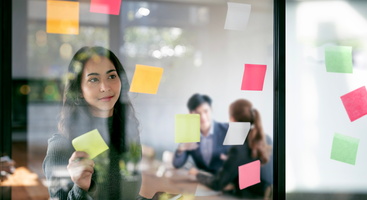 Frau mit Post-its