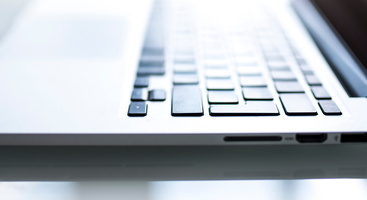 Nahaufnahme eines offenen Laptops